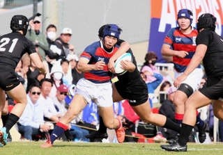 御所実－関学　相手ディフェンスに突破を阻まれる関学の木山（中央）