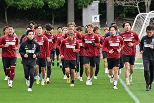 沖縄キャンプで新シーズンの力を蓄えた神戸イレブン＝沖縄県西原町、西原町民陸上競技場（撮影・風斗雅博）