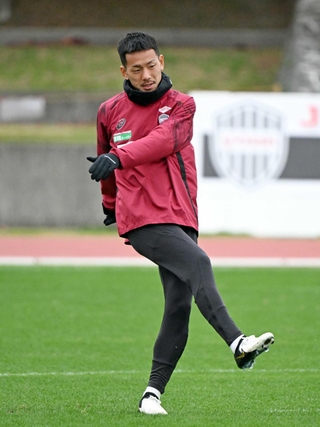 機動力とボール奪取能力を兼ね備える井手口陽介＝沖縄県西原町、西原町民陸上競技場（撮影・風斗雅博）