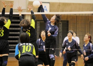 決勝・上甲子園－垂水クラブ　第２セット、スパイクを放つ垂水クラブの小原（１）