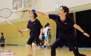 ２部決勝　第３ゲーム、攻め込む桜井（右）と内藤のペア