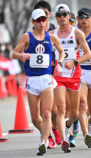 日本選手権２０キロ競歩で９位となった萬寿春輝（８）＝18日、神戸市六甲アイランド甲南大周辺コース