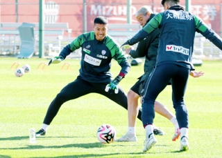 今季も守護神として期待される神戸のＧＫ前川（左）＝９日、神戸市西区のいぶきの森球技場