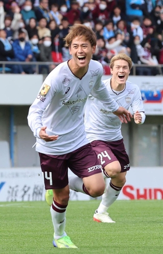 磐田-神戸　前半、先制点を決めて喜ぶ神戸の汰木（左）＝撮影・笠原次郎