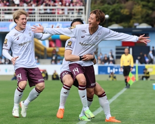 先制点を決めて喜ぶヴィッセル神戸の汰木康也（右）＝２４日午後、静岡県磐田市、ヤマハスタジアム（撮影・笠原次郎）