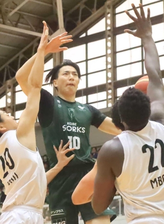 神戸－奈良　第２クオーター、シュートを狙う神戸の金田