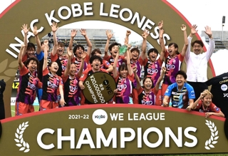 ＷＥリーグ初代女王となり、歓喜に沸くＩＮＡＣ神戸の選手ら＝２０２２年５月８日、相模原ギオンスタジアム