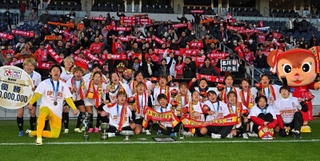 皇后杯全日本女子選手権で７大会ぶり７度目の優勝を果たし、サポーターらと一緒に喜ぶＩＮＡＣ神戸イレブン＝１月２７日、ヨドコウ桜スタジアム