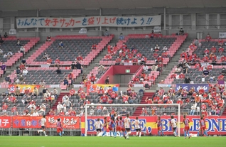 新たに始まったＷＥリーグの開幕戦でプレーするＩＮＡＣ神戸と大宮の選手たち＝２０２１年９月１２日、ノエビアスタジアム神戸