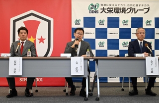 会見したアスコグループの文弘宣会長（中央）と、大栄環境の金子文雄社長（右）、アイナックフットボールクラブの安本卓史社長＝２６日午後、神戸市東灘区（撮影・斎藤雅志）