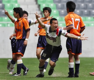 兵庫県高校総体の決勝で神戸弘陵を相手にゴールを決め、駆け出す滝川第二の岡崎慎司（１６）＝２００３年６月、神戸ウイングスタジアム