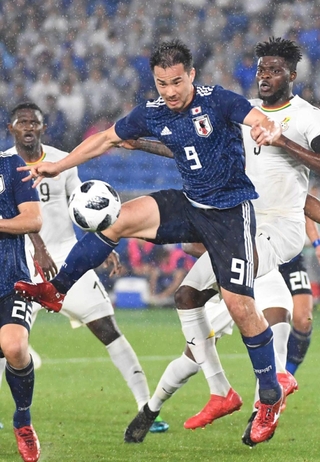 キリンカップ・ガーナ戦の後半、ゴール前で競り合う岡崎慎司＝２０１８年５月、日産スタジアム