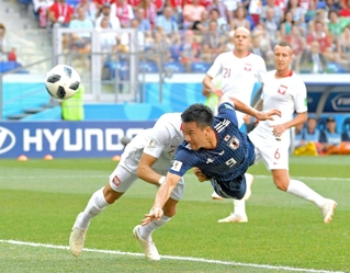 Ｗ杯ロシア大会１次リーグ・ポーランド戦の前半、ダイビングヘッドを見せる日本の岡崎慎司＝２０１８年６月、ボルゴグラード