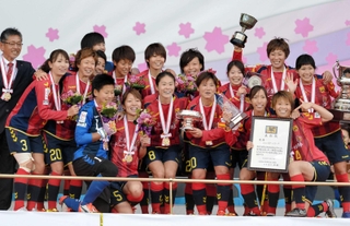 現役引退を表明後、皇后杯全日本女子選手権を制して有終の美を飾ったＩＮＡＣ神戸の澤穂希（中央）。チームには数多くの日本代表が在籍してきた＝２０１５年１２月、等々力陸上競技場
