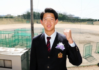 卒業式を終え、取材に応じた楽天の坂井陽翔。３年間過ごした滝川第二高グラウンドを背に「期待に応えたい」と意気込んだ＝神戸市西区春日台６