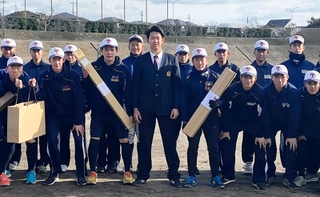 後輩にバットなどの用具を寄贈した坂井陽翔投手（中央）＝２７日、神戸市西区春日台６、滝川第二高（同校提供）