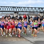 一斉にスタートする女子１区の選手たち＝加古川河川敷マラソンコース（撮影・風斗雅博）