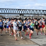 一斉にスタートする男子１区の選手たち＝加古川河川敷マラソンコース（撮影・風斗雅博）