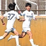 男子決勝・滝川第二－報徳　後半、勝ち越しのゴールを決めて喜ぶ滝川第二の横田（右）＝撮影・斎藤雅志