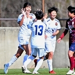 女子決勝・姫路女学院-神戸弘陵　前半、神戸弘陵の山田（左端）が先制ゴールを決める（撮影・斎藤雅志）