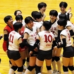 女子決勝・氷上-姫路女学院　34度目の頂点に立ち、抱き合って喜ぶ女子の氷上の選手たち