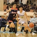 女子決勝・三田松聖-園田　第３クオーター、攻め込む三田松聖の渡部（１７）