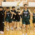 男子決勝・育英-報徳　終盤に逆転勝ちし、喜ぶ報徳の選手ら