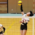 女子決勝・氷上-姫路女学院　第１セット、スパイクを放つ氷上の池田（右）