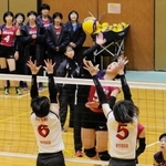 女子決勝・氷上-姫路女学院　スパイクを放つ姫路女学院の山野（中央）