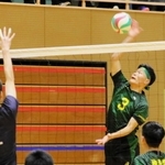 男子決勝・市尼崎ー神港学園　スパイクを放つ神港学園の太田（右）
