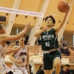 男子決勝・育英－報徳　第１クオーター、シュートを狙う報徳の久保（１５）
