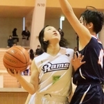 女子決勝・三田松聖-園田　第３クオーター、シュートを狙う三田松聖の東