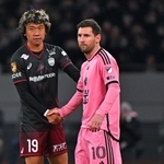 後半、途中出場して神戸の初瀬（左）と握手するマイアミのメッシ（撮影・斎藤雅志）