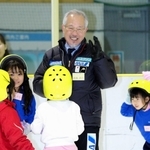 初心者の子どもを対象にしたスケート教室で指導にあたる岩島直巳さん＝２０１４年１月、ひょうご西宮アイスアリーナ