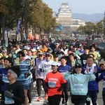 姫路城を背に一斉にスタートするランナー＝１１日午前、姫路市の大手前通り（撮影・辰巳直之）