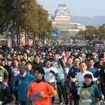 姫路城を背に一斉にスタートするランナー＝１１日午前、姫路市の大手前通り（撮影・辰巳直之）