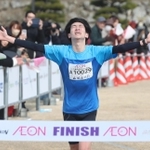 男子で優勝のゴールテープを切る森川陽之＝１１日午後、姫路市本町、姫路城三の丸広場（撮影・辰巳直之）