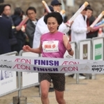 女子で優勝のゴールテープを切る横田歩＝１１日午前、姫路市本町、姫路城三の丸広場（撮影・辰巳直之）