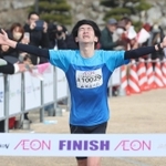 男子で優勝のゴールテープを切る森川陽之＝１１日午後、姫路市本町、姫路城三の丸広場（撮影・辰巳直之）