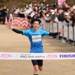 男子トップでフィニッシュした森川陽之＝姫路市本町（撮影・長嶺麻子）