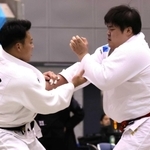 兵庫県選手権決勝　古田伸悟（左）と激しい攻防を繰り広げる田中源大（撮影・笠原次郎）