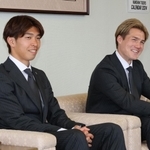 神戸新聞社を訪問し、今季の抱負を語ったＪ１神戸の宮代大聖（左）と酒井高徳＝神戸市中央区（撮影・笠原次郎）