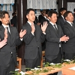 今季の飛躍を願うＪ１神戸の山口蛍主将（左端）や吉田孝行監督（左から３人目）ら＝神戸市兵庫区、和田神社（撮影・斎藤雅志）