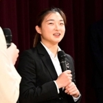 司会者の質問に答える坂本花織＝神戸市長田区、神戸常盤アリーナ