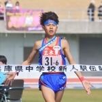 １位でフィニッシュする三木東のアンカー榎本翔馬