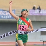 女子のトップでフィニッシュする飾磨西のアンカー和田心奈