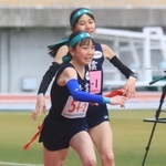 女子・青雲の１区片山紗良（奥）から２区梶原宙珠へのたすきリレー