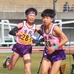 ２位に入った男子・宝殿の５区北本智洋（左）から、アンカー佐藤颯流にたすきをつなぐ