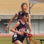 女子・社の３区藤原あかり（奥）から、４区神戸亜美にたすきをつなぐ