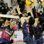 スパイクを放つ姫路のチャッチュオン（左）